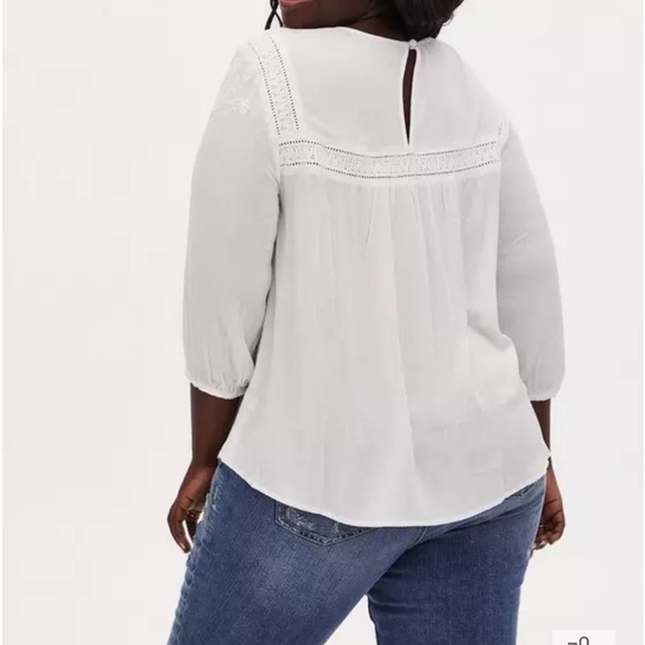 Torrid Size 3 White Crinkle Gauze Embroidered Peasant Boho Top - Picture 2 of 10